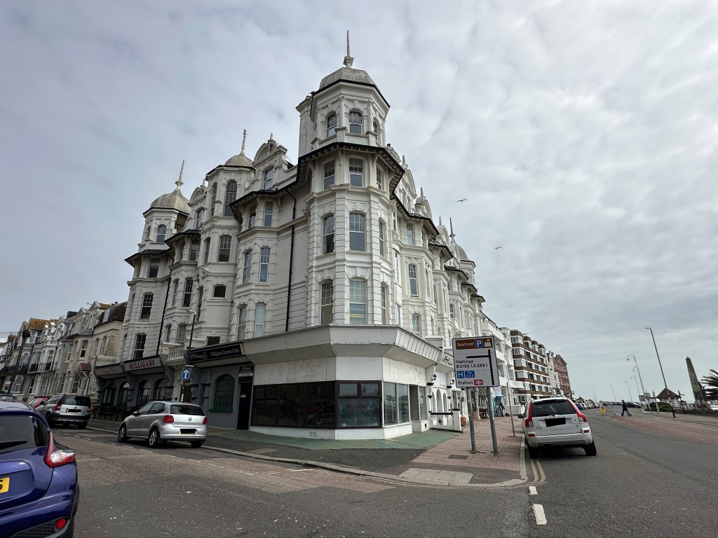 Lot: 78 - GROUND FLOOR AND BASEMENT PREMISES WITH SEA VIEWS - Corner property with glass frontage